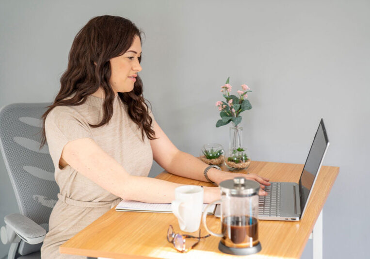 laura-hans-therapist-at-desk-homepage